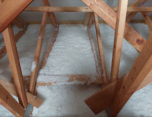 Zateplení stropu novostavby rodinného domu pomocí foukané izolace